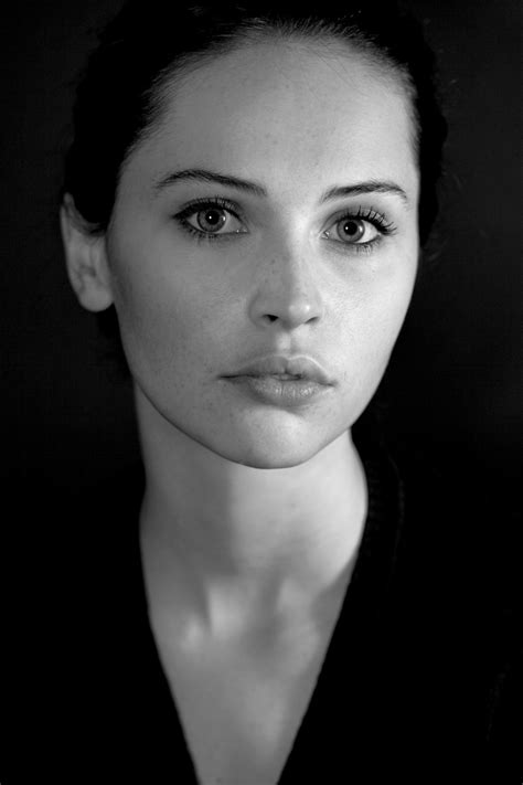 Felicity Jones 4k Actress Face Closeup Monochrome Phone Hd Wallpaper