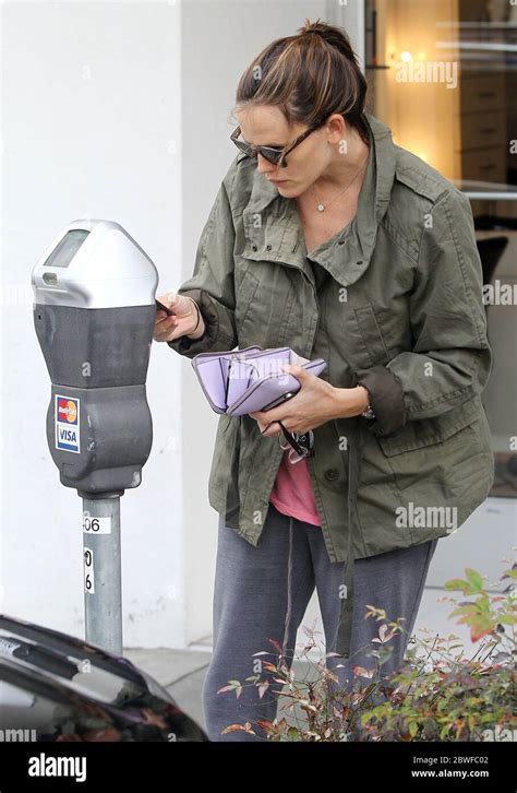 Jennifer Garner Uses A Black Credit Card To Pay The Parking Meter