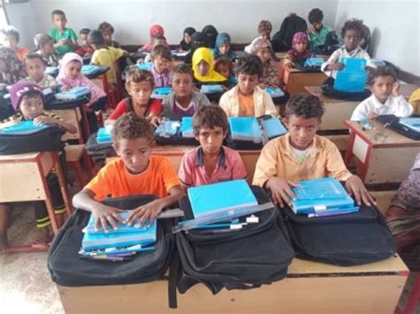 أنباء عدن إخباري مستقل توزيع حقيبة مدرسية لطلاب مدرسة14اكتوبر بالتحيتا الساحلية غربي اليمن