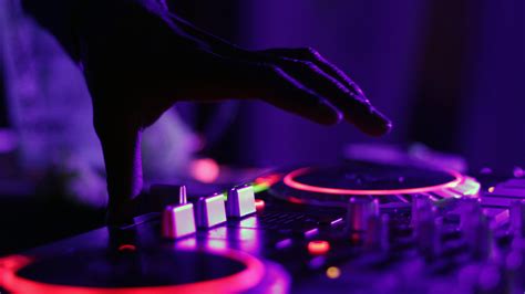 Download thousands of free house music, dj mixes & dj tracks from the internets largest free house music community. Download wallpaper: Dj let the music play 2560x1440