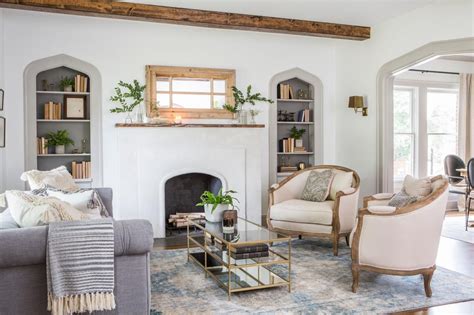 Photos Hgtv S Fixer Upper With Chip And Joanna Gaines Hgtv Fixer Upper Living Room Farm