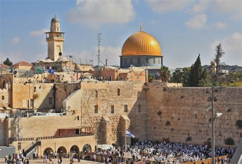 اليهودية، المسيحية، والإسلام، وهي تقع حاليًا. 50 Facts about Jerusalem | Combined Jewish Philanthropies ...