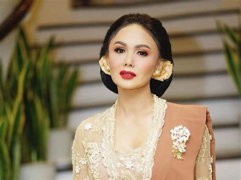 Yuni Shara Cantik Berkebaya Klasik Di Pernikahan Aurel Mencuri Perhatian