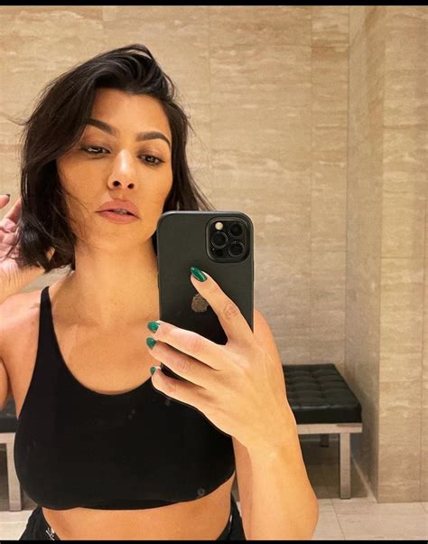 Kourtney Kardashian Flaunts Her New Hairstyle In Sexy Mirror Selfies Indian Preachers