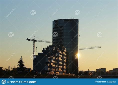 Kies de luchtvaartmaatschappij die bij je past door beoordelingen. Rzeszow, Polen - 10 18 2018: Bouw Van Een Hoog Gebouw Met ...