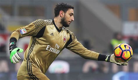 Буффон джанлуиджи (gianluigi buffon) футбол вратарь италия 28.01.1978. Auch Juventus jagt Donnarumma - Milan scherzt mit Ronaldo ...