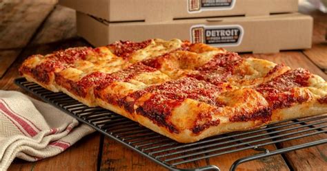 Uno Pizzeria And Grill Launches Digital Detroit Style Pizza Model Foodged