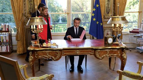 Video Uniformes Et Signatures Face Caméra Emmanuel Macron Adopte Une