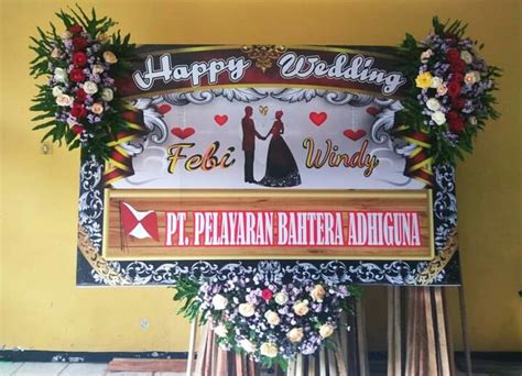 Karena daerah batu malang yang berada tidak jauh dengan kota surabaya merupakan wilayah penghasil bunga. Karangan Bunga Papan Wedding 19 - WILIS FLORIST