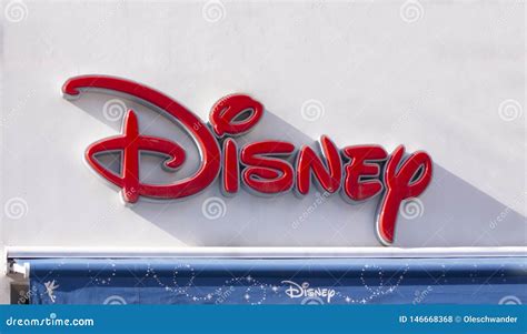 Muestra Del Logotipo De Disney En El Frente De La Fachada De La Tienda