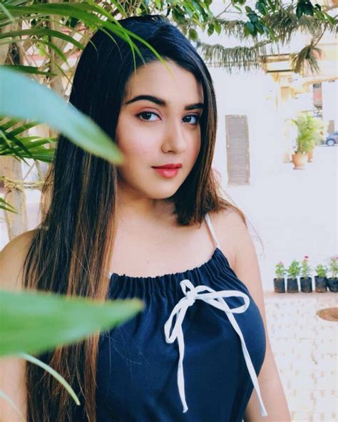 Roshni Walia Images Sexy Photo Gallery Albums And Hot Pics Collection