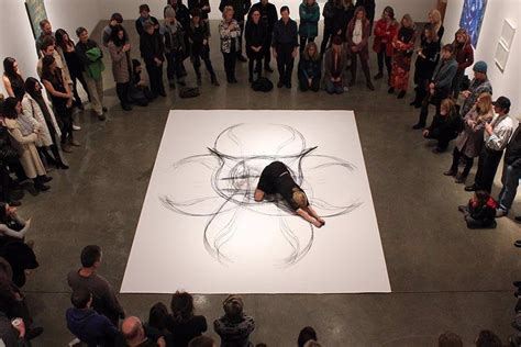 Galerie Jak zachytit taneční pohyby na papíře 6 fotografií umělkyně