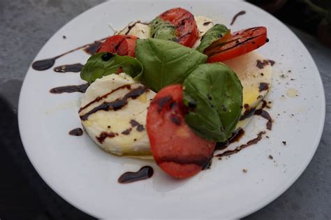 In der zwischenzeit die tommes mit öl bepinseln. Rezept Tomate Mozzarella mit Balsamico-Creme und Basilikum ...