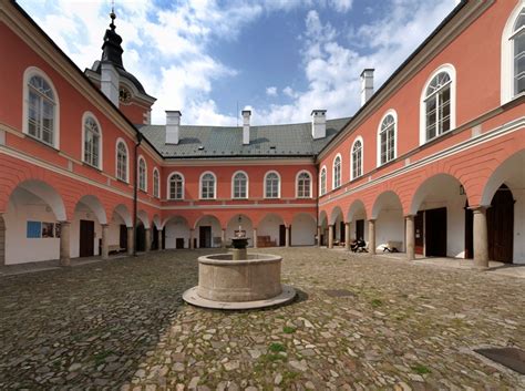 Z pěkně upraveného náměstí je to kousek na zámek, který se po rekonstrukci probudil k novému životu. Kamenice nad Lipou - vysocina.eu