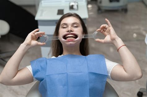 Menina Com Tampas Dentais Sentada No Consultório Do Médico Para O Procedimento De Clareamento