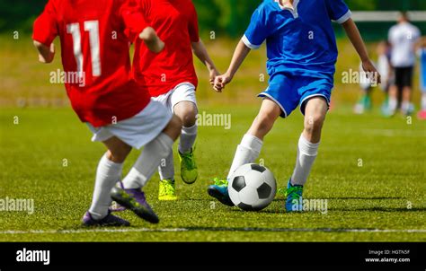 Los Niños Jugando Fútbol Deporte Sobre Césped De Hierba Natural Los
