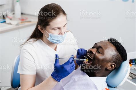 El Dentista Inyecta Una Jeringa De Anestesia De Los Dientes Enfermos