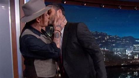 Johnny Depp Besa Apasionadamente Al Presentador Jimmy Kimmel VÍdeo