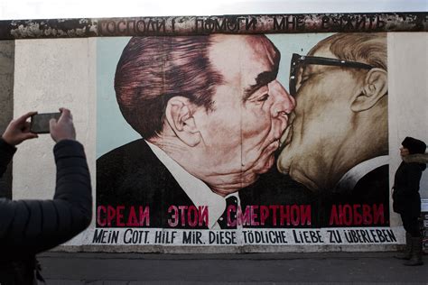 Muere el autor del icónico mural del beso entre Honecker y Brézhnev