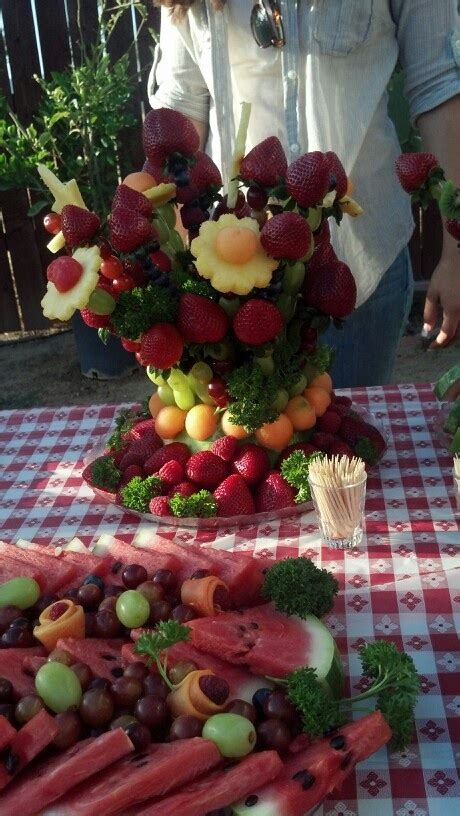Hello everyone here is another diy edible arrangement, this is a red velvet berry bouquet. Diy edible arrangement | party trays | Pinterest