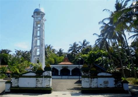 Kalau sobat tiket berkunjung ke masjid tiban, tidak dipungut biaya. Perbedaaan Masjid Tiban di Turen Malang dengan 2 Masjid ...