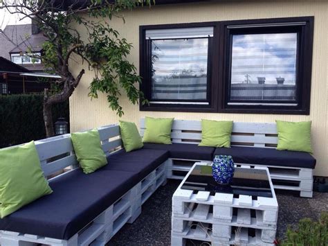 Paletten lounge mit rollen eine paletten lounge im garten verleitet dazu, den feierabend gemütlich ausklingen zu lassen oder einen sommerlichen sonntagsbrunch zu genießen. Bauidee: Paletten Outdoor Lounges - Blog AN|NA Haus und ...