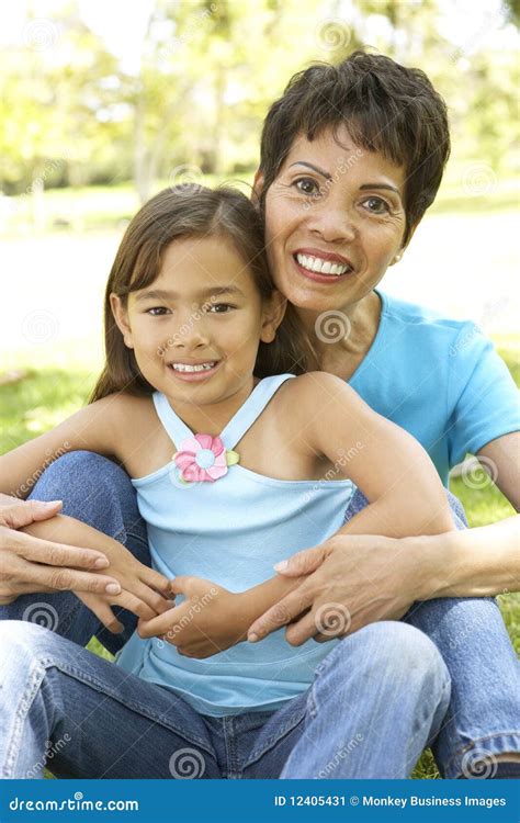 Abuela Con La Nieta En Parque Imagen De Archivo Imagen De Beso