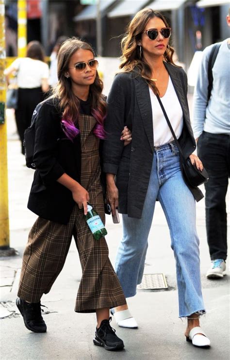 Jessica Alba Goes Shopping In Milan With Lookalike Daughter Jessica Alba Jessica Alba Style