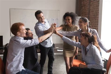 Équipe Diverse Heureuse Demployés De Bureau Riant Ensemble Lors De La