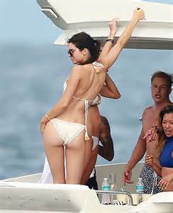 kylie kendall jenner and hailey baldwin bikini candids at yacht in mexico 11 gotceleb