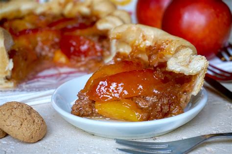 Immaginate al mattino quando tutto quello che vorreste fare è solo poltrire a letto: Crostata alle Pesche e Amaretti | Ricetta ed ingredienti ...