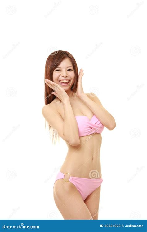 Młoda Japońska Kobieta W Różowym Bikini Zadawalającym Obraz Stock