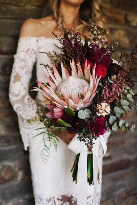 25 Wedding Bouquets With King Proteas That Wow Weddingomania