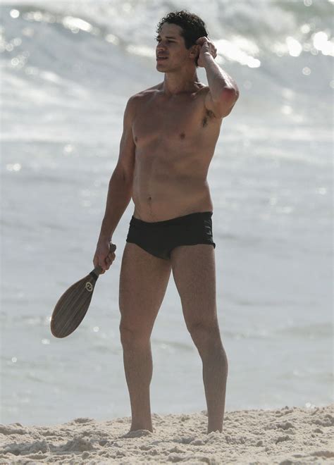 José Loreto joga frescobol de sunga em praia no Rio Quem QUEM News
