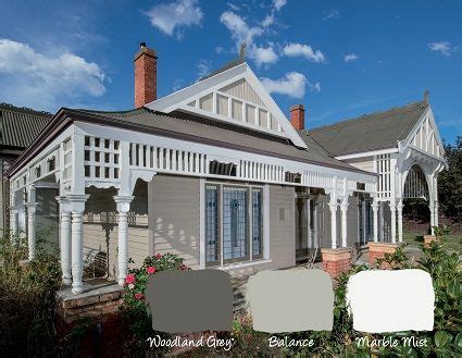 Found on countless traditional homes, and for good reason, white with green or black. australian heritage colour schemes - Google Search | Weatherboard house, Facade house, Exterior ...
