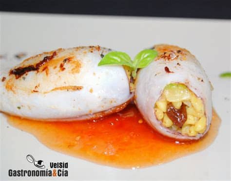 Limpiamos muy bien el calamar sin romperlo, quitamos las telillas, las patas y las. Trucos de cocina: Calamares rellenos | Gastronomía & Cía