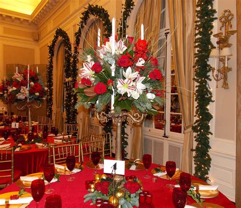 Holiday centerpiece with stunning amaryllis | Holiday centerpieces, Holiday decor, Holiday
