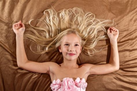 Verrast Meisje Liggend Op Bed — Stockfoto © Boristernovoy 43445409