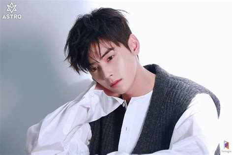 I'm so happy kyung called suho out on his bullying even if that's not what he meant it as. Cha Eun Woo Digaet Jadi Lee Suho dalam Drama True Beauty ...