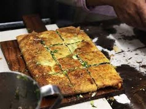 Panaskan teflon dan masukan adonan, ratakan sampai ke pinggiran teflon supaya ada kesan crispynya. Cara buat martabak telor istimewa - YouTube