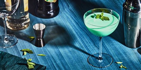 Best Grasshopper Cocktail Recipe How To Make Green Grasshopper Drink