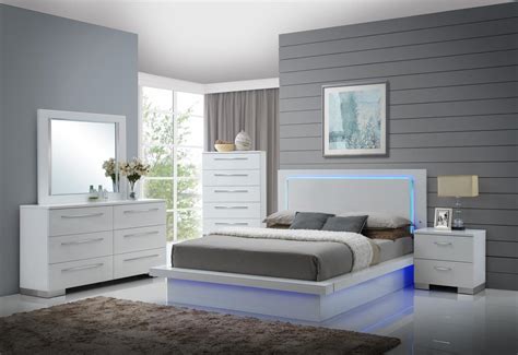 New Classic Sapphire 4pc Platform Bedroom Set In White
