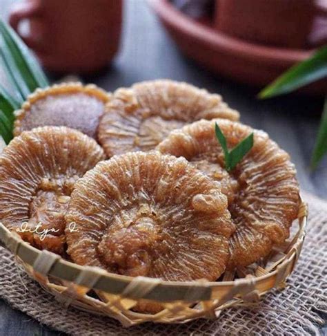 Kue cucur (indonesian) or kuih cucur (malay), known in thai as khanom fak bua (ขนมฝักบัว, pronounced) or khanom chuchun (ขนมจู้จุน or จูจุ่น), is a traditional snack from indonesia, and popular in parts of southeast asia, includes indonesia, malaysia, southern thailand and singapore. Resep Kue Cucur Buatan Sendiri yang Nikmat dan Manis