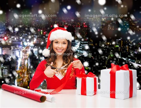 Smiling Woman In Santa Helper Hat Packing T Boxの写真素材 110489648