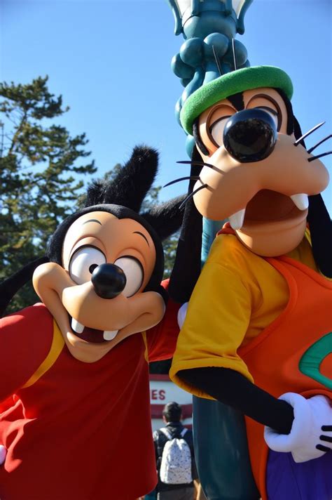 Goofy And His Son Max Disney World Characters Disney Theme Parks