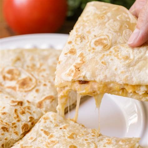 These Easy Cheesy Chicken Quesadillas Are A Crowd Favorite They Are
