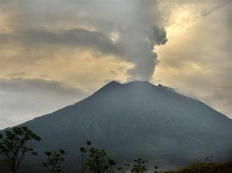 Satellite images reveal interconnected plumbing system that caused bali volcano to erupt. Indonesia shrinks danger zone around grumbling Bali volcano