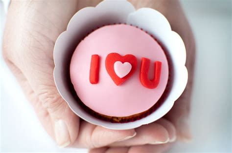 Share a valentine's day animation that has all the right things you need to say to your valentine on valentines day. Single Valentine cupcake from The Chipping Norton Tea-Set ...