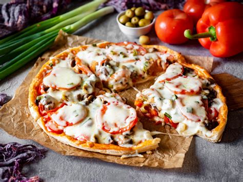 Пицца из слоеного теста с грибами — рецепт с фото пошагово