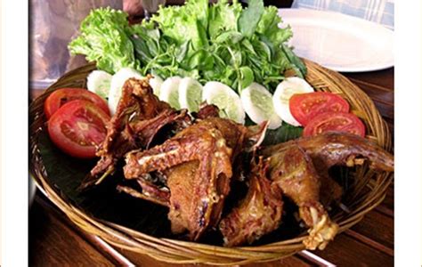 Bebek goreng biasanya disajikan dengan nasi putih beserta lalapan mentimun, tomat merah, daun kemangi dan kol/kubis. Resep Sambal Lalapan Bebek Goreng : Resep Hari Ini Bebek ...